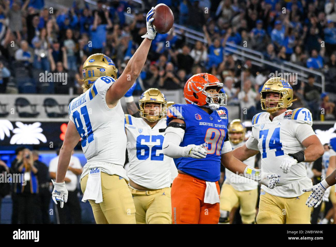 UCLA Bruins Tight End Hudson Habermehl (81) erzielte einen Touchdown während des LA Bowl am Samstag, den 7. Dezember 2023 in Inglewood. Kalif. Die UCLA Bruins besiegte 35 die Boise State Broncos. (Dylan Stewart/Bild des Sports) Stockfoto