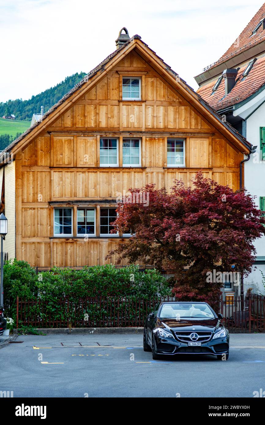 Ein Mercedes-Benz parkt vor diesem Holzhaus in Appenzell, Innerrhoden, Schweiz. Stockfoto