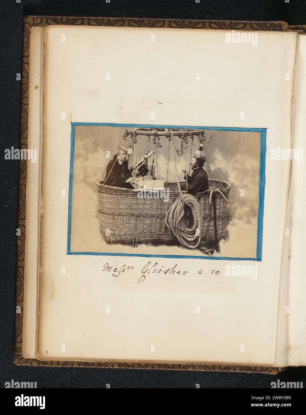 James Glaisher und Henry Coxwell in einem Heißluftballon, anonym, um 1864 Foto James Glaisher und Henry Coxwell in einem Heißluftballon. Foto auf Album Magazin im Album mit 68 Fotos, meist mit gelobter Randdekoration. Es handelt sich hauptsächlich um Porträts im Carte-de-Visite-Format. Englische Fotounterstützung. Ballonflug (Sport) aus Pappe mit Albumendruck. Ballon (Luftfahrt) Stockfoto