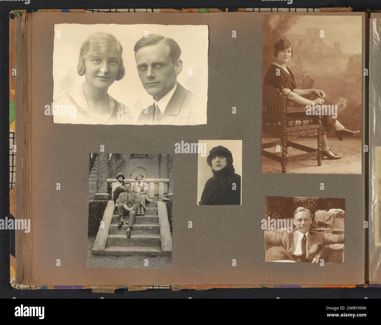 Portretten, anonym, ca. 1900 - ca. 1925 Fotoalbum-Magazin mit Fotos unter anderem von einem Paar, drei auf einer Treppe, einer jungen Frau in einem Studio und einem Mann, der auf einem Boot sitzt. Teil des Fotoalbums einer unbekannten niederländischen Familie mit Verbindungen in Suriname und den Niederländisch-Indien (2). HollandDer Haager Karton. Fotografische Unterstützung Gelatine Silberdruck erwachsener Mann. Erwachsene Frau. studio-Voraussetzungen  Fotograf Niederlande Stockfoto