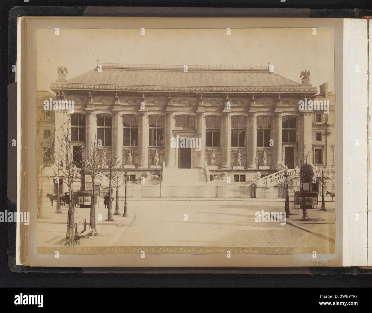 Fassade des Palais de Justice in Paris, Neurdein Frères, 1880 - 1910 Foto dieses Foto ist Teil eines Albums. Fotografische Trägeralbumendruck-(architektonische) Strukturen in Verbindung mit Recht und Gerechtigkeit. Fassade (des Hauses oder Gebäudes) Gerichtsgebäude Stockfoto