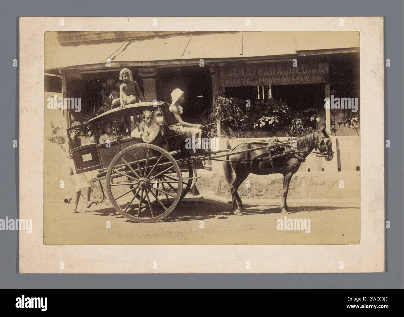 Ein Wagen durch das Fotostudio von C. Varatharajulu und Co. (In Chennai?), Tamil Nadu, Indien, C. Varatharajulu und Co. (Möglicherweise), 1860–1890 Foto nach einem Foto von Monsieur Sorg, das Fotostudio von Varatharajulu befindet sich in Madras. Chennai ist der heutige Name von Madras, aber Madras kann auch die Madras-Provinz, einschließlich Südindien, beziehen. Britisch-indische Zeitung. Zweirädriges Fahrzeug aus Karton mit Albumendruck, das von einem Tier gezogen wird. studio  Fotograf British India Stockfoto