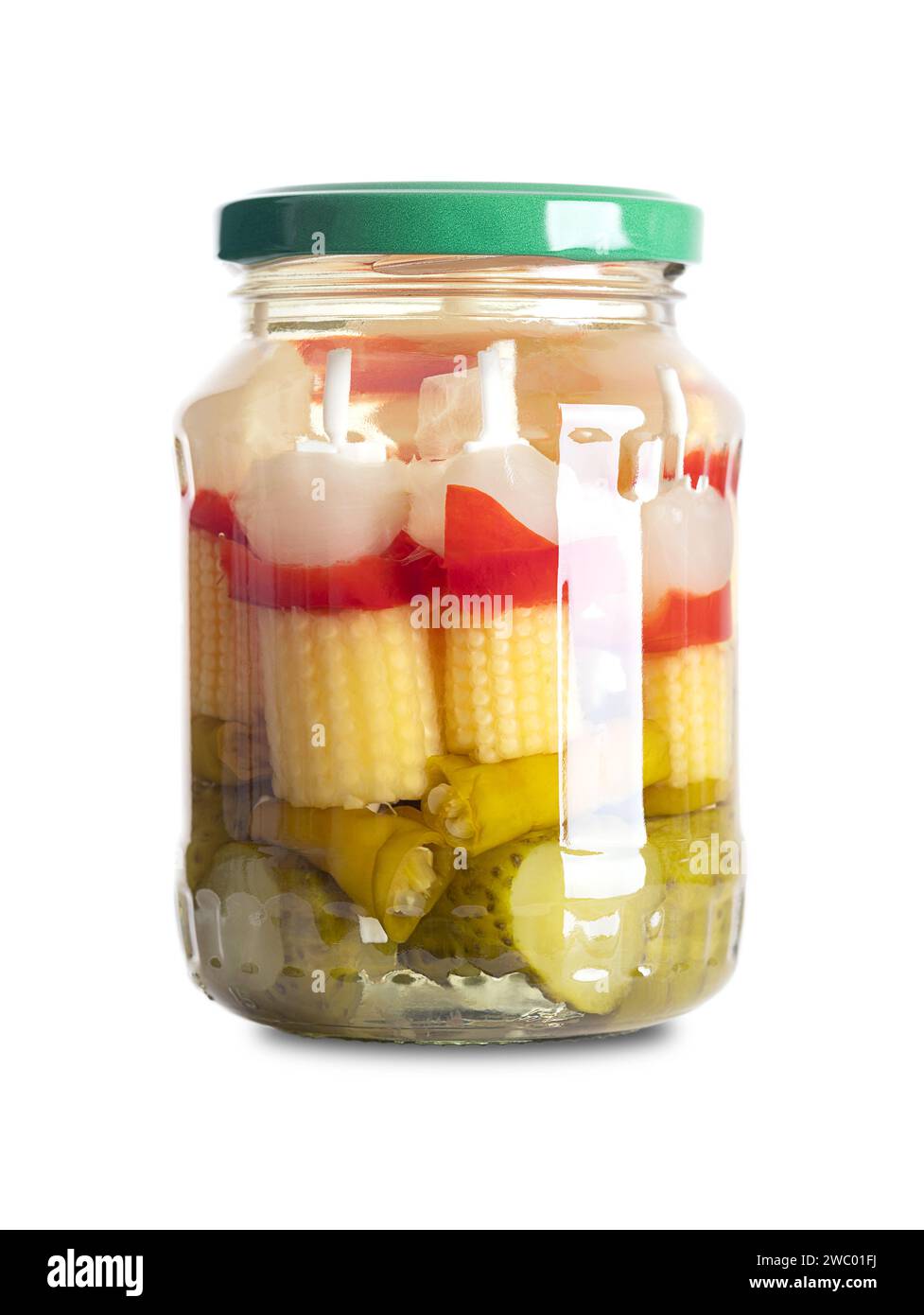 Partyspieße, mit eingelegtem Gemüse, im Glasbecher, mit Schraubverschluss. Eingelegtes Gemüse auf Plastikspießen. Perlzwiebeln, Paprika, Babymais, Gurken. Stockfoto