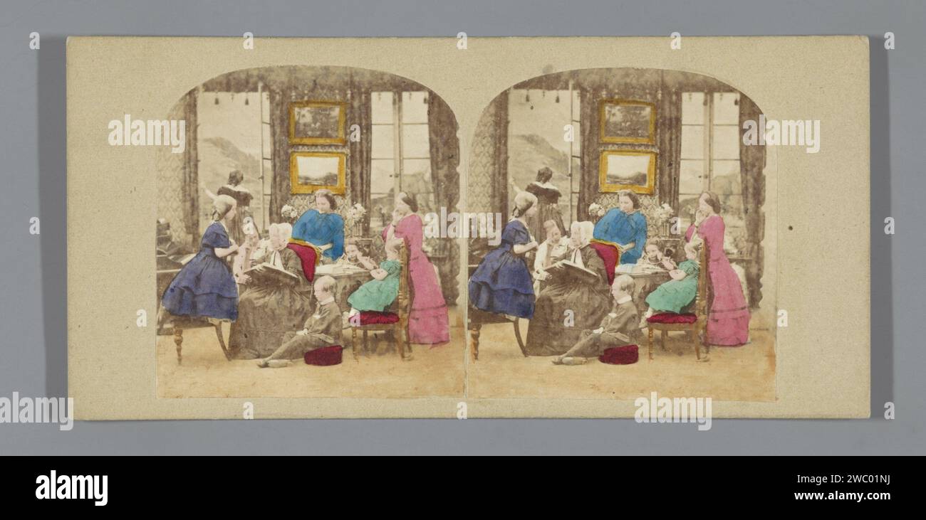Eine ältere Frau liest vor einer Gruppe von Kindern, Anonym, 1852 - 1863 Stereogrammkarton. Papieralbumenabdruck liest jemandem vor. Familienleben Stockfoto