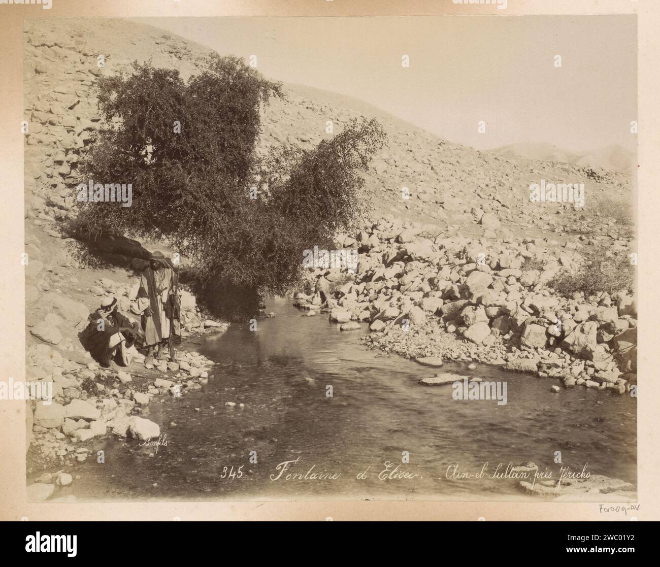 Männer an der Quelle ein as-Sultan mit Jericho, Maison Bonfils, um 1867 - um 1895 fotografieren einen Teil von Reisalbum mit Fotos von Jerusalem und anderen biblischen Orten. Jericho-Karton. Papier. Fotografische Unterstützung Albumenabdruck gut Jericho Stockfoto