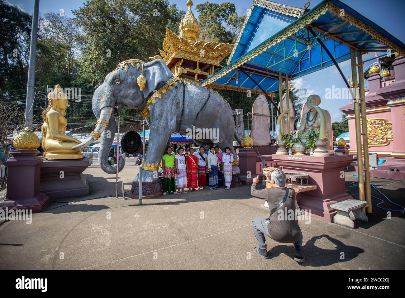 Chiang Saen, Chiang Rai, Thailand. Januar 2024. Lokale Touristen machen ein Gruppenfoto im Goldenen Dreieck in Chiang Saen neben einer Elefantenskulptur. (Credit Image: © Guillaume Payen/SOPA Images via ZUMA Press Wire) NUR REDAKTIONELLE VERWENDUNG! Nicht für kommerzielle ZWECKE! Stockfoto