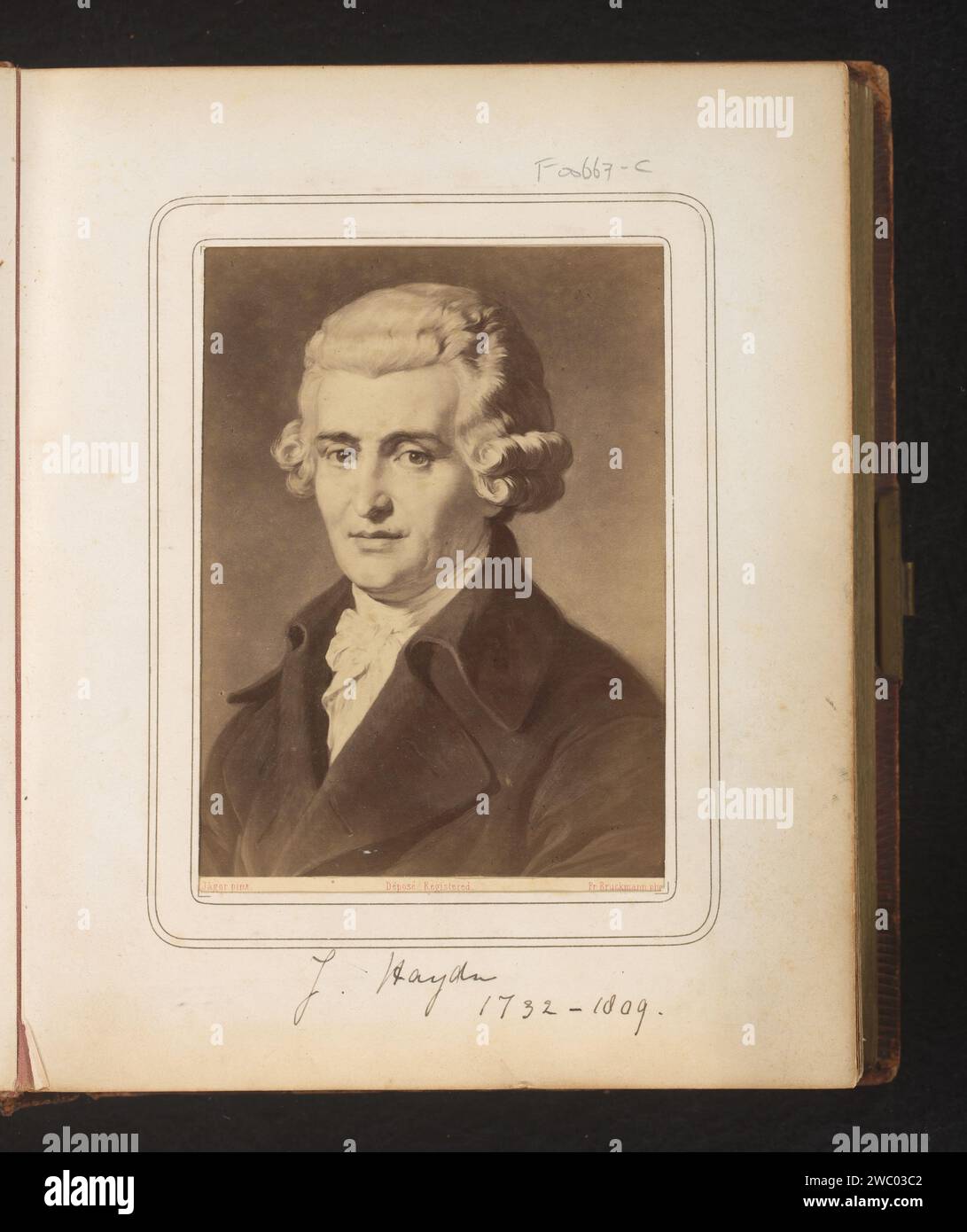 Fotoproduktion eines gemalten Porträts von Joseph Haydn von Carl Jaeger, Friedrich Bruckmann, nach Carl Jaeger, 1870 - 1890 Fotografie. Cabinet Foto dieses Foto ist Teil eines Albums. Pappe. Fotografisches Trägeralbumendruckporträt des Komponisten. Historische Personen. Bild, Malen Stockfoto