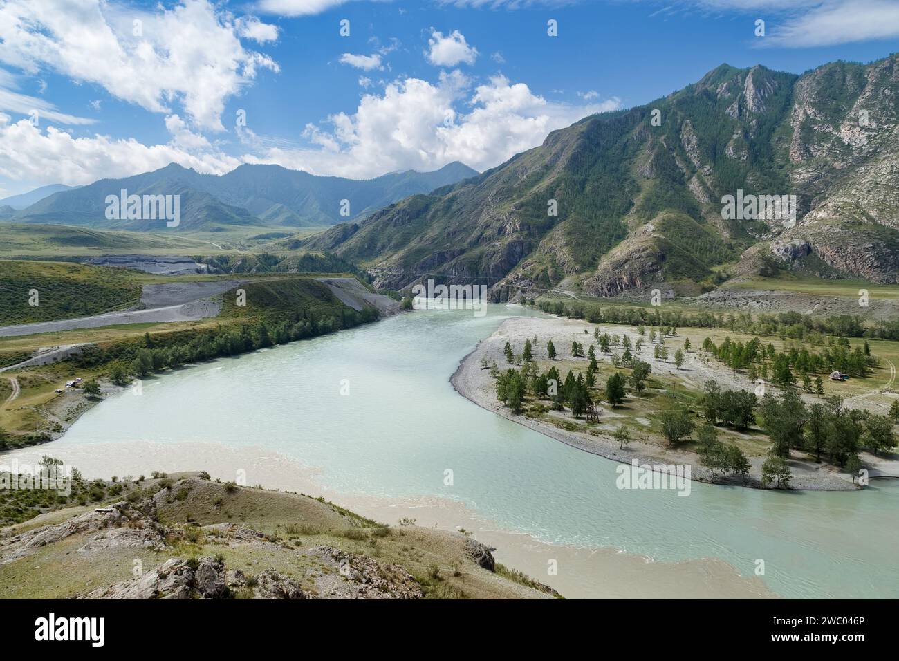 Zusammenfluss der Flüsse Katun und Chuyu in der Republik Altai, Russland, im Frühsommer Stockfoto