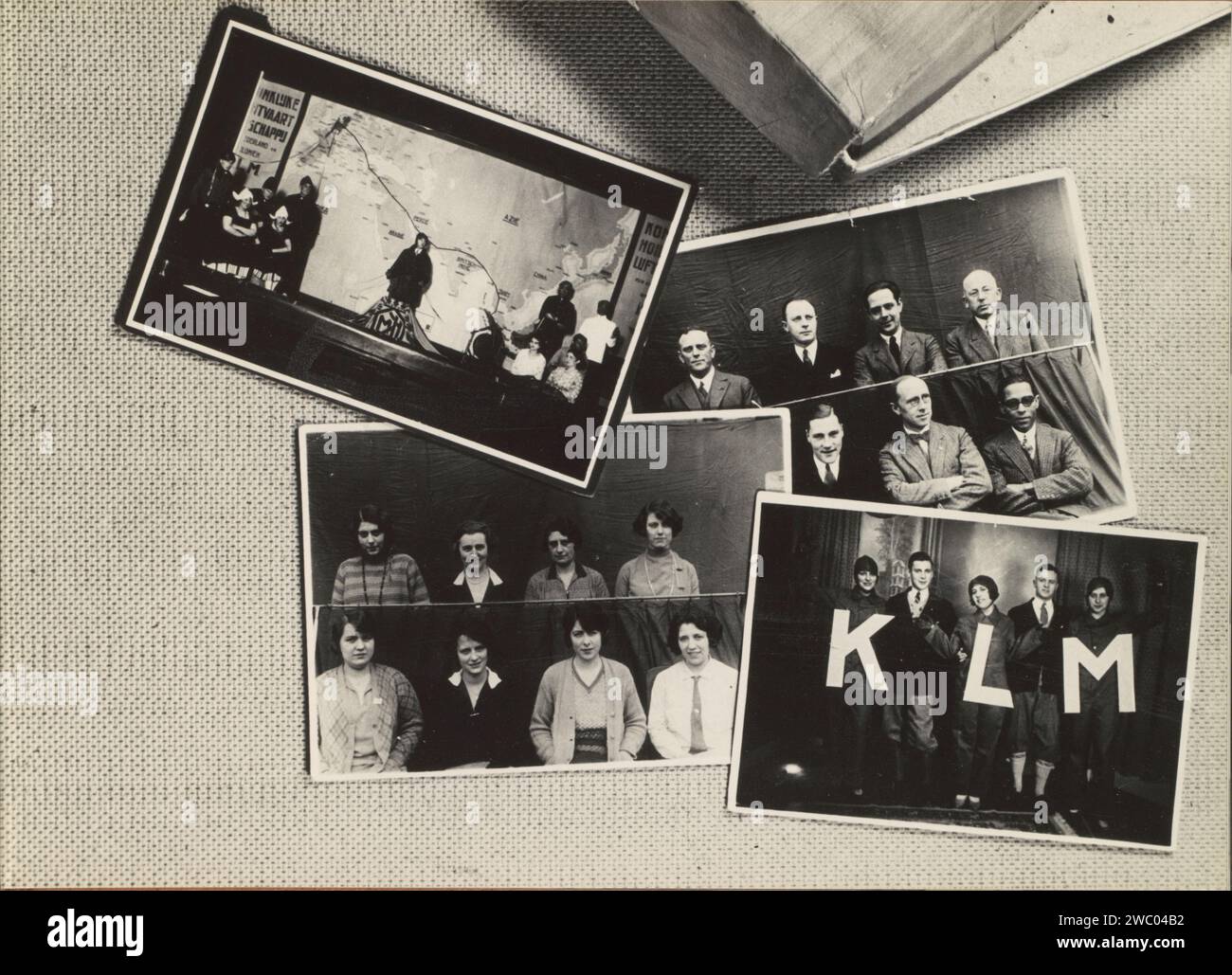 KLM-Mitarbeiter, ca. 1925 - ca. 1935 Foto. Fotomontage Album Magazin mit einem Kompositionsfoto von KLM-Mitarbeitern, die möglicherweise zu einer Theaterfirma gehören. Teil des Gedenkalbums der Indischen Linie von KLM, Teil I Niederlande Papier. Unterstützung für Fotos. Pappe Gelatine Silberdruck Luftverkehr, Luftfahrt. Reisen; Tourismus. theater, Theateraufführung Niederlande Stockfoto