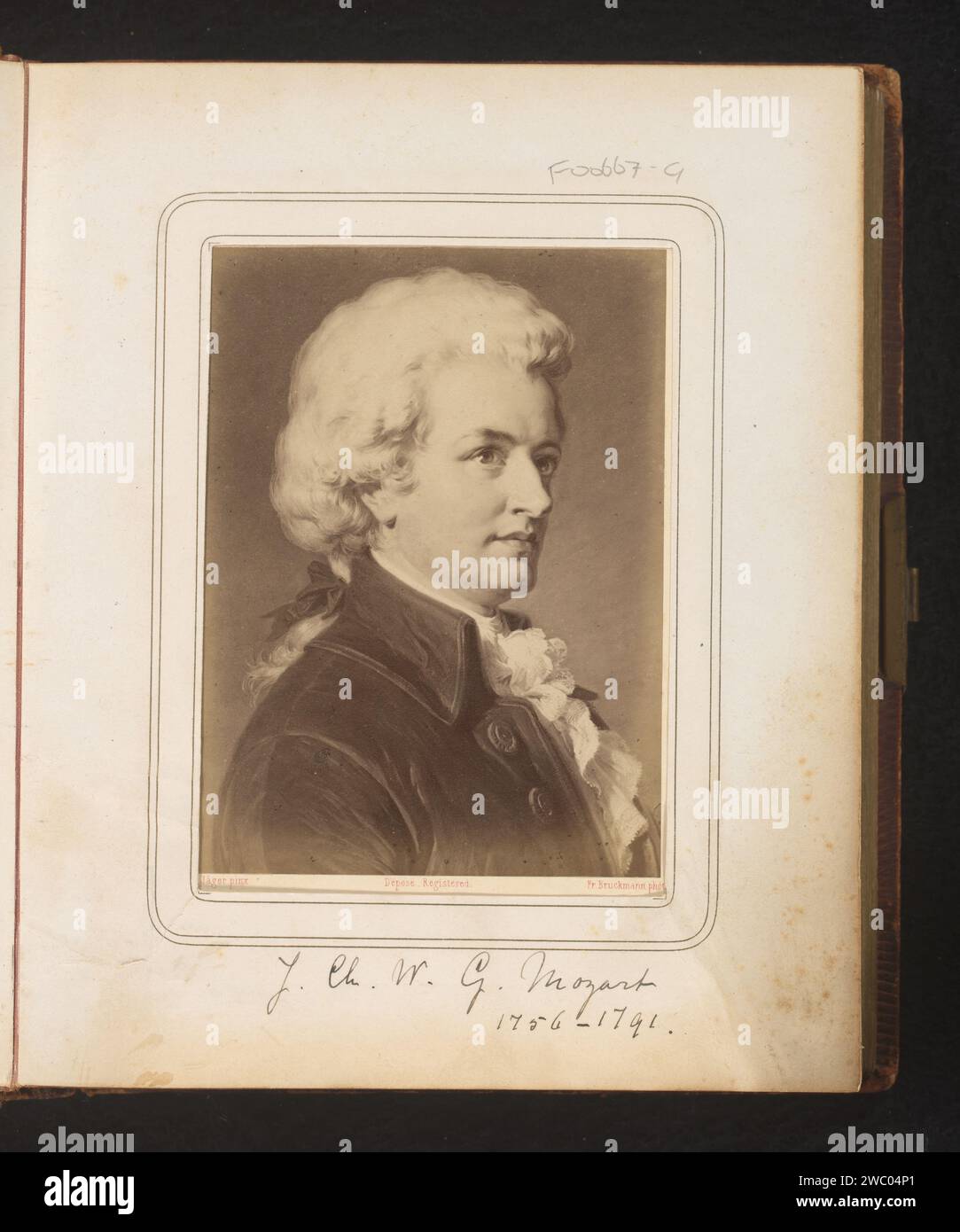 Fotoproduktion eines gemalten Porträts von Wolfgang Amadeus Mozart von Carl Jaeger, Friedrich Bruckmann, nach Carl Jaeger, 1870 - 1890 Fotografie. Cabinet Foto dieses Foto ist Teil eines Albums. Pappe. Fotografisches Trägeralbumendruckporträt des Komponisten. Bild, Malen. Historische Personen Stockfoto