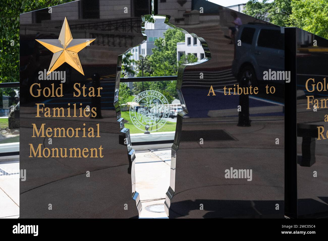 Gold Star Families Memorial Monument mit dem leeren Platz eines salutierenden Soldaten im Arkansas State Capitol in Little Rock, Arkansas. (USA) Stockfoto