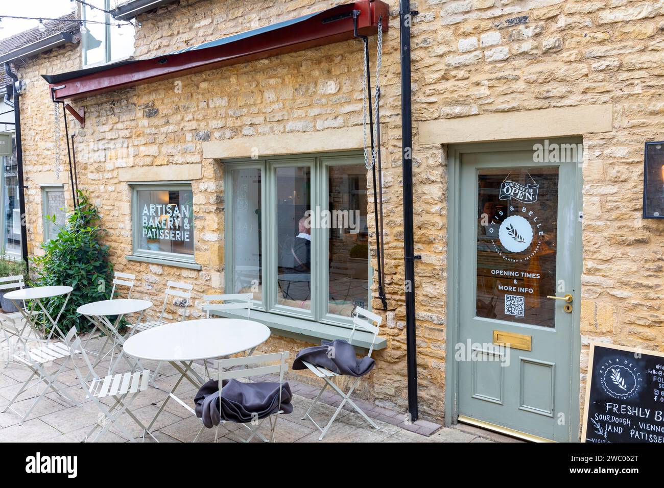 Stove on the Wold in the English cotswolds, Bäckerei und Konditoreien kleine Geschäfte und Geschäfte in Talbot Court im Dorfzentrum, England, Großbritannien, 2023 Stockfoto