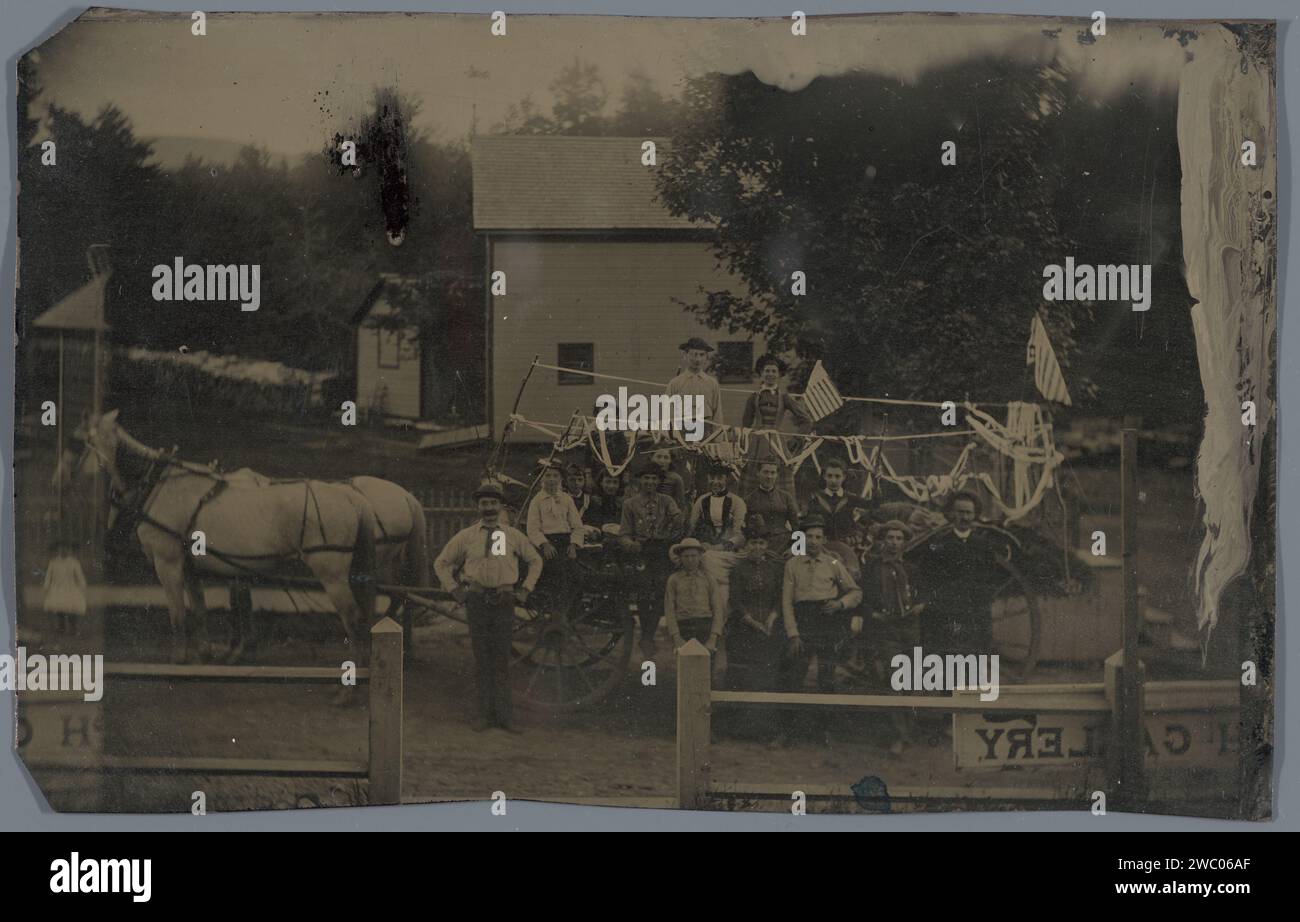 Gruppenporträt auf und für ein Pferd und Auto, wahrscheinlich vorbereitet für das Studio des Fotografen, Anonym, ca. 1870 - ca. 1900 Fotografie Vereinigte Staaten von Amerika Eisen (Metall) Ferrotypisierung Stockfoto