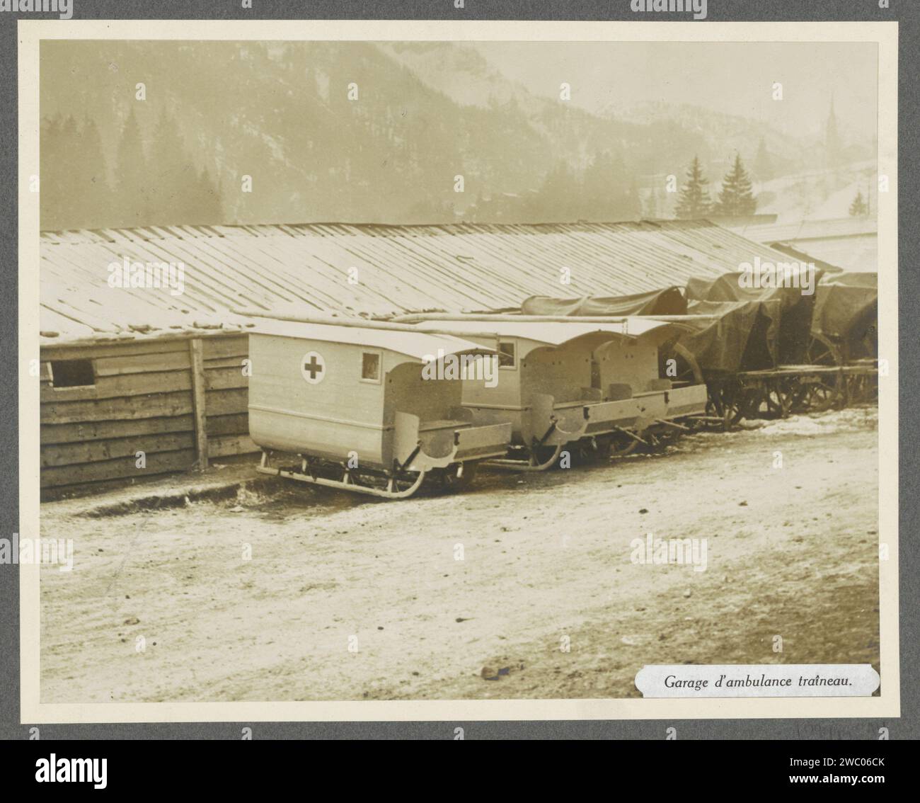 Barak mit geparkten Ambulanztruhen, einer hat ein rotes Kreuz, Henri de Rothschild (zugeschrieben), 1916 Foto Teil des Fotoalbums Medical Mission H. de Rothschild an die italienische Front 1916. Dolomiten fotografische Unterstützung Gelatine Silberdruck Krieg (+ Landstreitkräfte). Krankenwagen Dolomiten Stockfoto