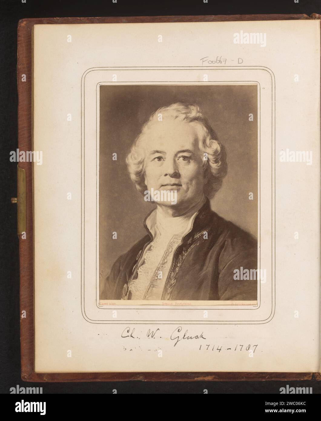 Fotoproduktion eines gemalten Porträts von Christoph Willibald von Gluck von Carl Jaeger, Friedrich Bruckmann, nach Carl Jaeger, 1870 - 1890 Fotografie. Cabinet Foto dieses Foto ist Teil eines Albums. Pappe. Fotografisches Trägeralbumendruckporträt des Komponisten. Historische Personen. Bild, Malen Stockfoto