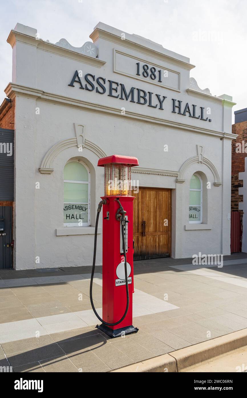 Ein alter Benzinboiler vor einer historischen öffentlichen Halle in Gundagai in New South Wales, Australien Stockfoto