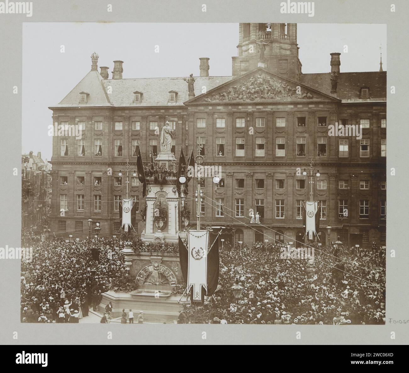Das Publikum zollt der eingeweihten Königin Wilhelmina und Königin Mutter Emma im Palast am Dam Platz, Barend Groote (möglich), 1898 Foto Teil des Fotoalbums mit 15 Aufnahmen der Einweihung der Königin Wilhelmina und der Einweihungsparteien. Dam-fotografische Stützinstallation eines Lineals - BB - weibliches Lineal. Zeremonielle Feier der Einsetzung eines Herrschers. Öffentliche Feierlichkeiten anlässlich königlicher Veranstaltungen. Eine Hommage an einen Herrscher. Menge, Mob. Denkmal, Statue Dam. Naatje auf dem Damplatz. Königspalast Amsterdam Stockfoto