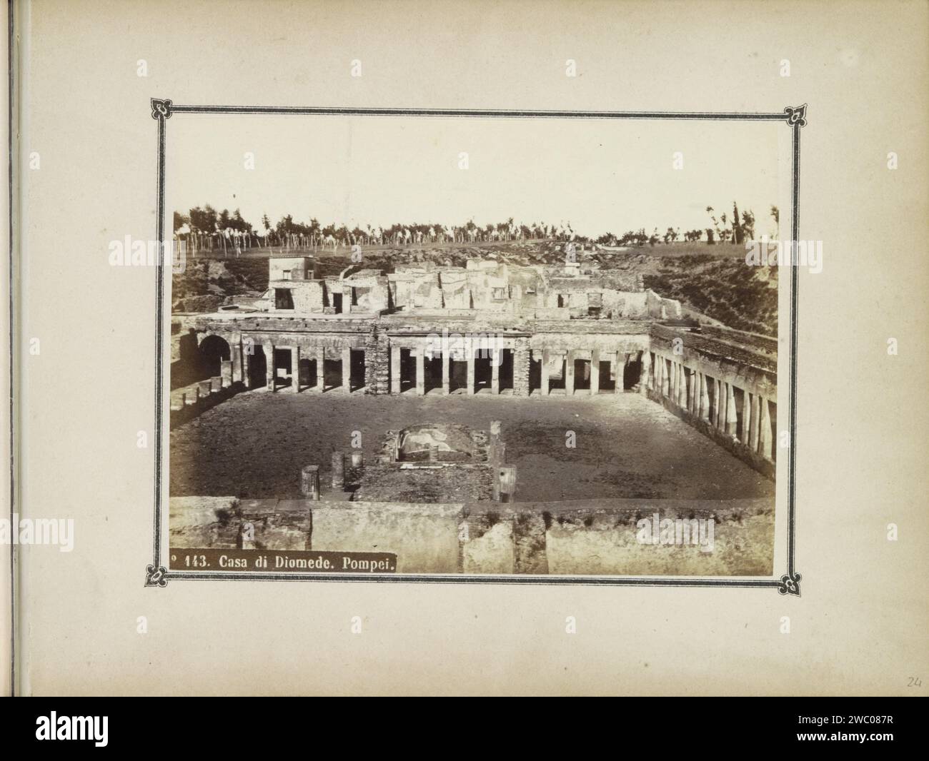 Überreste des Hauses Diomedes in Pompeji, um 1860 - um 1900 Fotografie Teil des Fotoalbums mit Aufnahmen von Ausgrabungen in Pompeji von Roberto Rive. Pompeji-Papier. Fotografische Unterstützung Albumendruck Ausgrabung  Archäologie. villa Pompeji Stockfoto