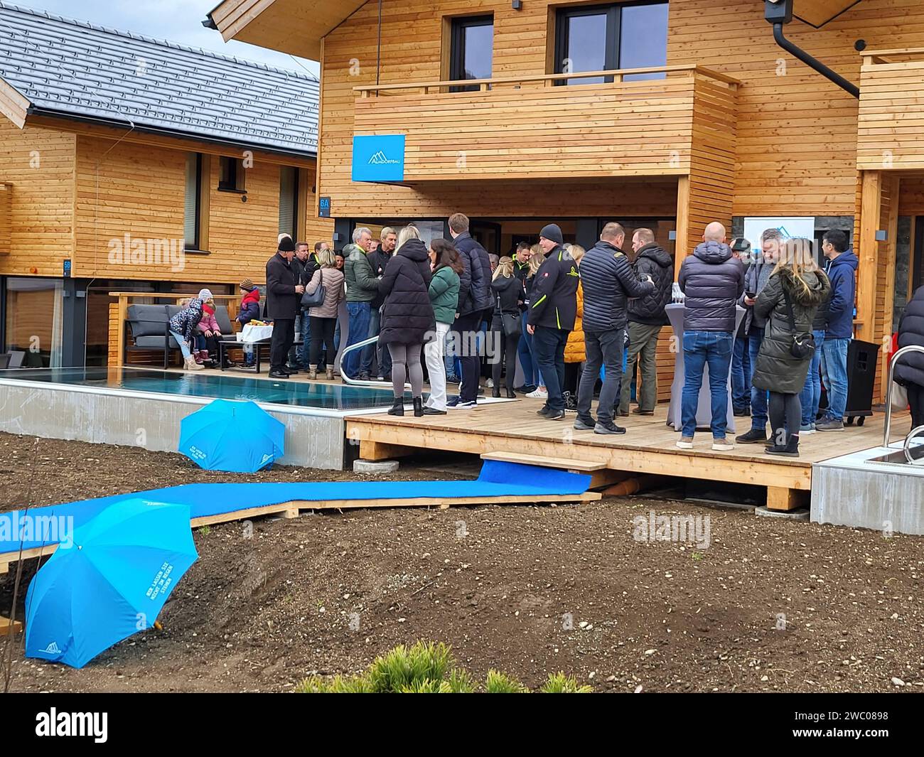 Kreischberg, Murau, Steiermark, Österreich: Tag der offenen Tür, Eröffnung Almdorfbau, Chalets Kreischberg Lodges, Bauer Teppich, Empfang Kreischberg *** Kreischberg, Murau, Steiermark, Österreich Tag der offenen Tür, Eröffnung des Almdorfbaus, Chalets Kreischberg Lodges, Bauernteppich, Rezeption Kreischberg Stockfoto