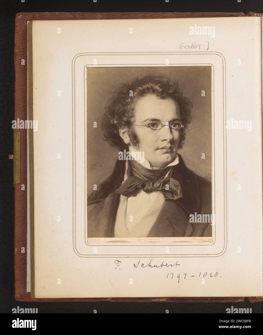 Fotoproduktion eines gemalten Porträts von Franz Schubert von Carl Jaeger, Friedrich Bruckmann, nach Carl Jaeger, 1870 - 1890 Fotografie. Cabinet Foto dieses Foto ist Teil eines Albums. Pappe. Fotografisches Trägeralbumendruckporträt des Komponisten. Historische Personen. Bild, Malen Stockfoto
