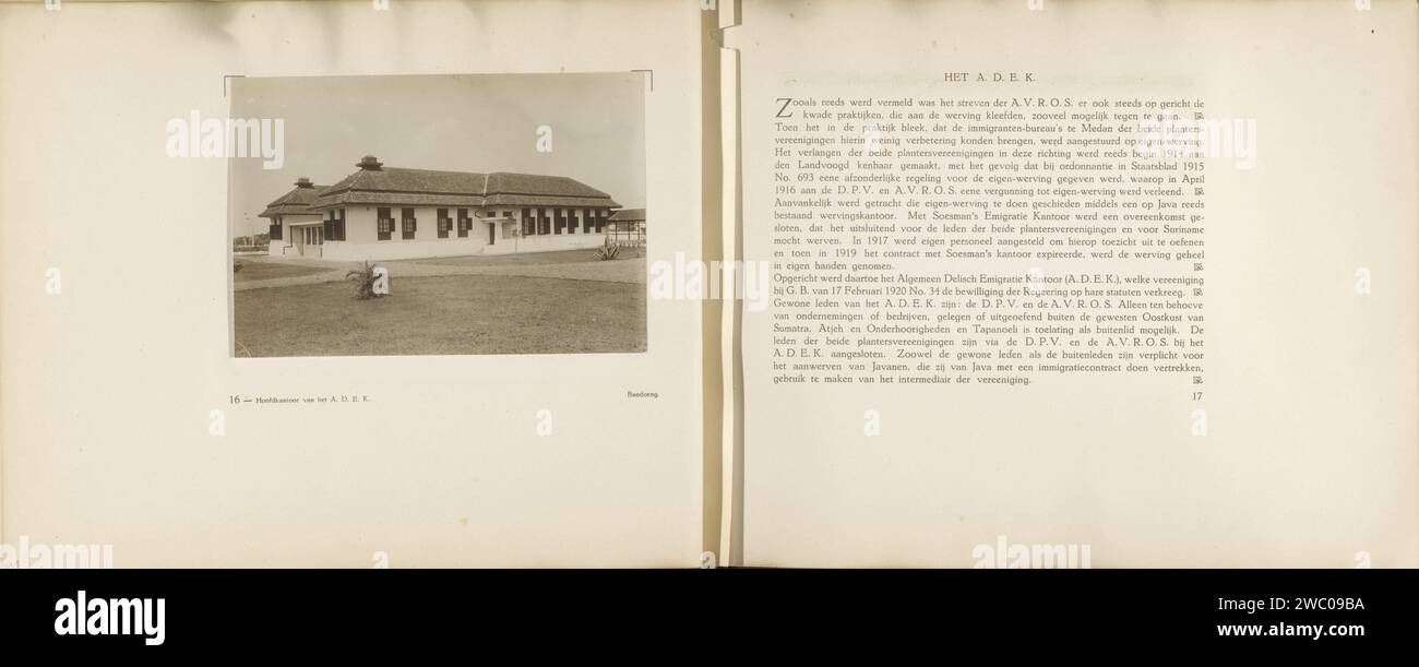 Seiten 16 und 17 des Fotobuchs der Allgemeinen Vereinigung der Gummipflanzer an der Oost Coast of Sumatra (A.V.R.O.S.), c. 1924 - ca. 1925 Fotografieren Sie zwei Buchseiten mit einem Foto des Hauptsitzes des Algemeen Deliic Emigration Office (A.D.E.K.) in Bandoeng und den richtigen Informationen über die Entstehung dieser Organisation. Teil eines Fotoalbums der General Association of Rubber Planters ter Oostkust van Sumatra (A.V.R.O.S.). BandungSumatraprinter: Niederländisch-Indien, das Papier. Erzeugnisse, die nicht aus Früchten stammen, für den fotografischen Druck von Pflanzen oder Bäumen: Kautschuk. Kasernen. Bürgerarchitektur; Stockfoto