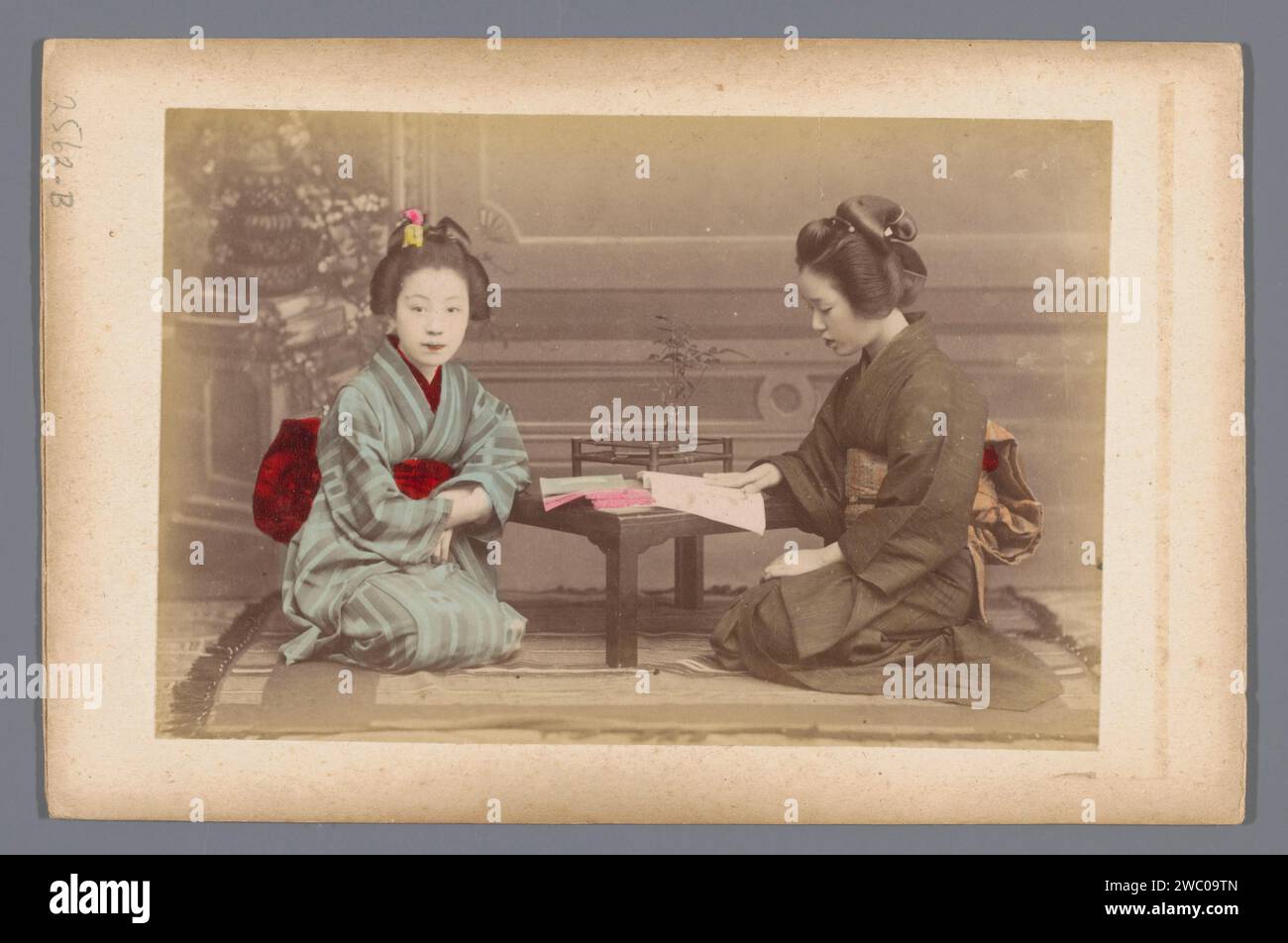 Doppelporträt zweier unbekannter japanischer Frauen beim Lesen, Anonym, 1860 - 1900 Foto japanischer Papier. Ablesung des Albumendrucks aus Pappe. Anonyme historische Personen, dargestellt in einem Doppelporträt Japan Stockfoto