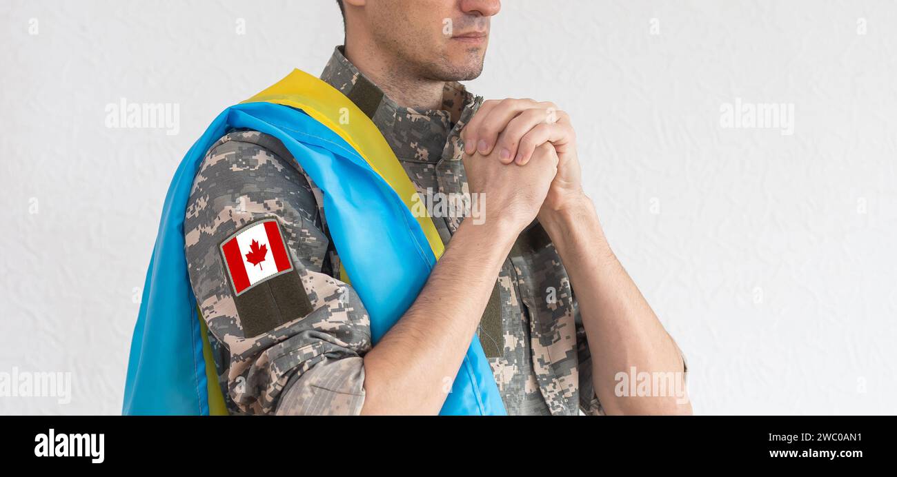 Kanadischer Militärmann mit der Flagge der Ukraine Stockfoto