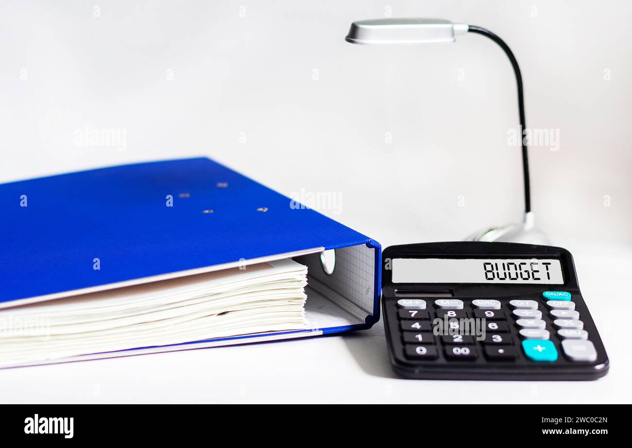 Budgetierung und Budgetberechnung oder -Analyse. Worthaushalt auf Taschenrechner und weißem Hintergrund Stockfoto