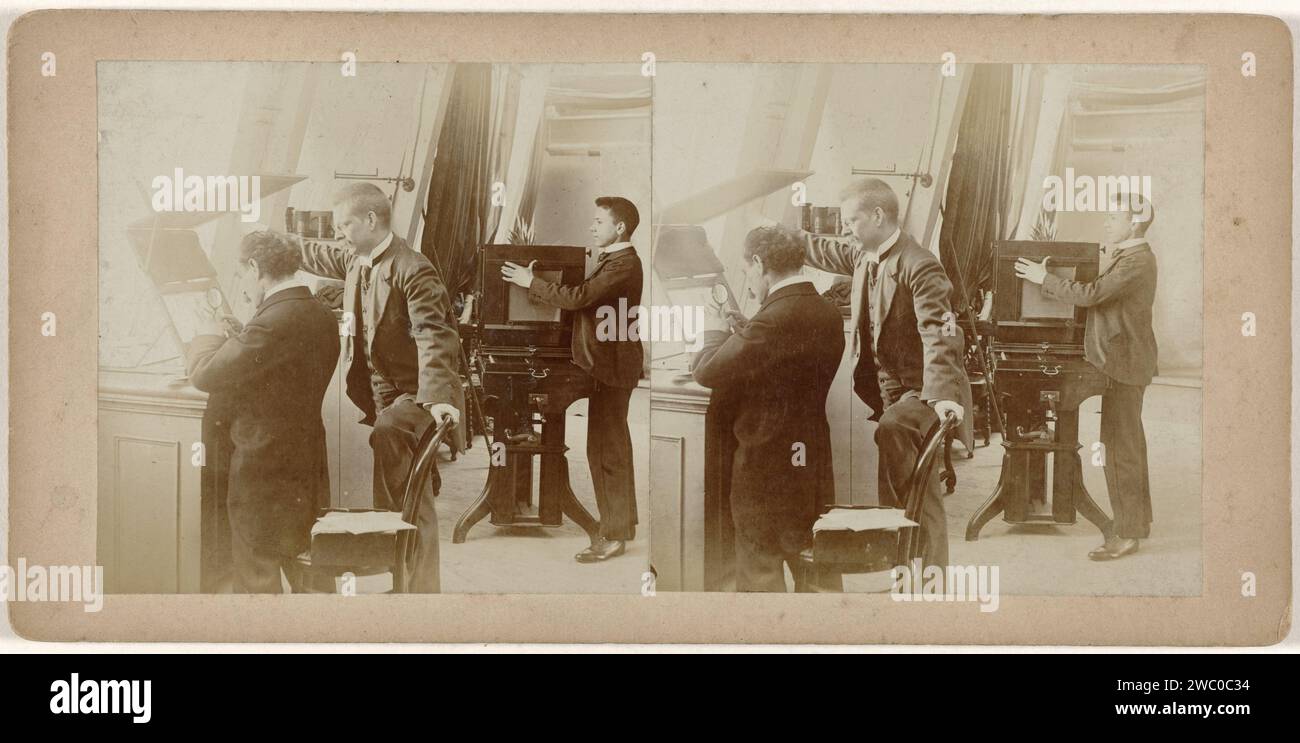 Fotografen bei der Arbeit in einem Studio, Anonym, 1882 - 1920 Stereogramm Niederlande Karton. Fotografische Unterstützung Fotograf bei der Arbeit Stockfoto