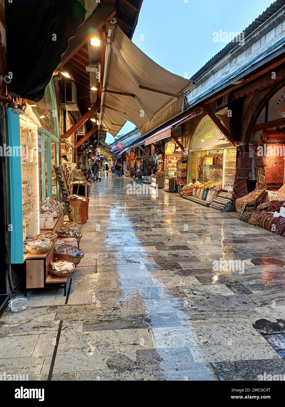 Istanbul, Türkei - 08. Januar 2024: Arasta Bazaar. Der Arasta Basar ist eine aufgeräumte Marktstraße im Herzen des historischen Viertels von Sultanahmet. Stockfoto