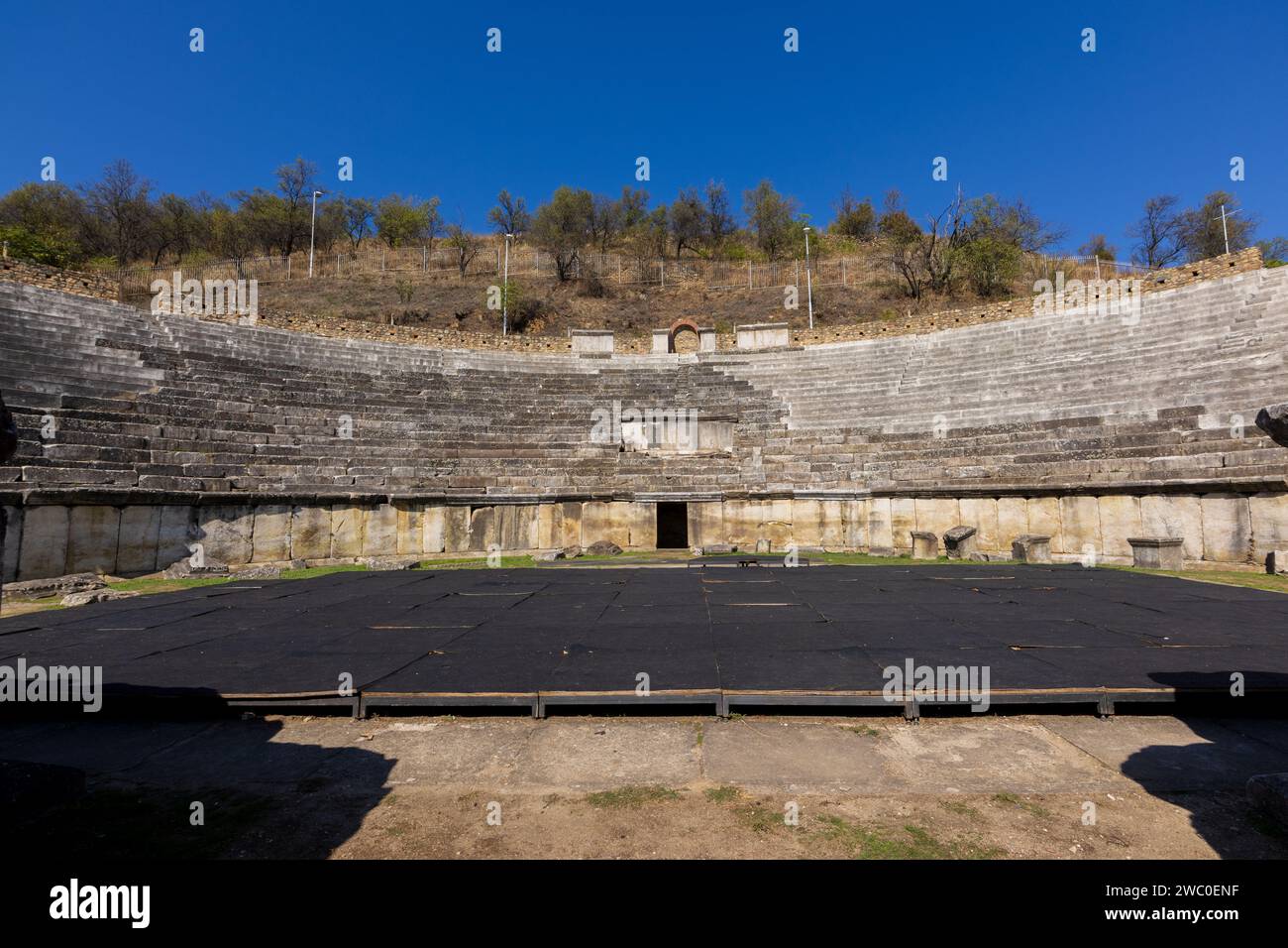 Das Amphitheater in Heraclea Lyncestis, einer antiken griechischen Stadt in Mazedonien in der Nähe der heutigen Stadt Bitola in Nordmazedonien. An einem sonnigen Tag aufgenommen. Stockfoto