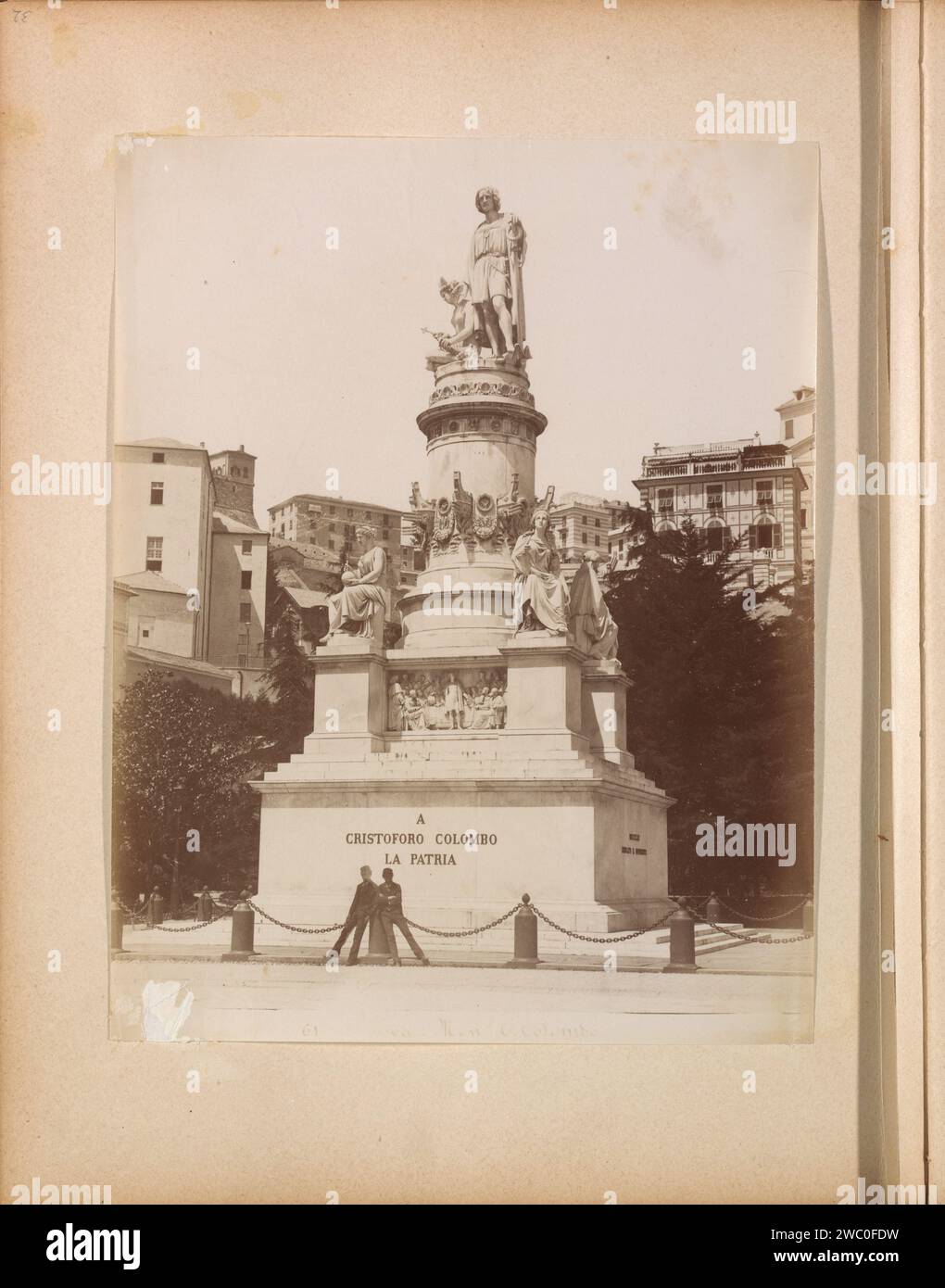 Statue von Christoffel Kolumbus in Genua, ca. 1875 Fotografie Teil von Reisalbum mit Fotos von Sehenswürdigkeiten in Italien und Südfrankreich. Kniepapier. Fotografische Unterstützung Albumendruck Monument, Statue Knie Stockfoto