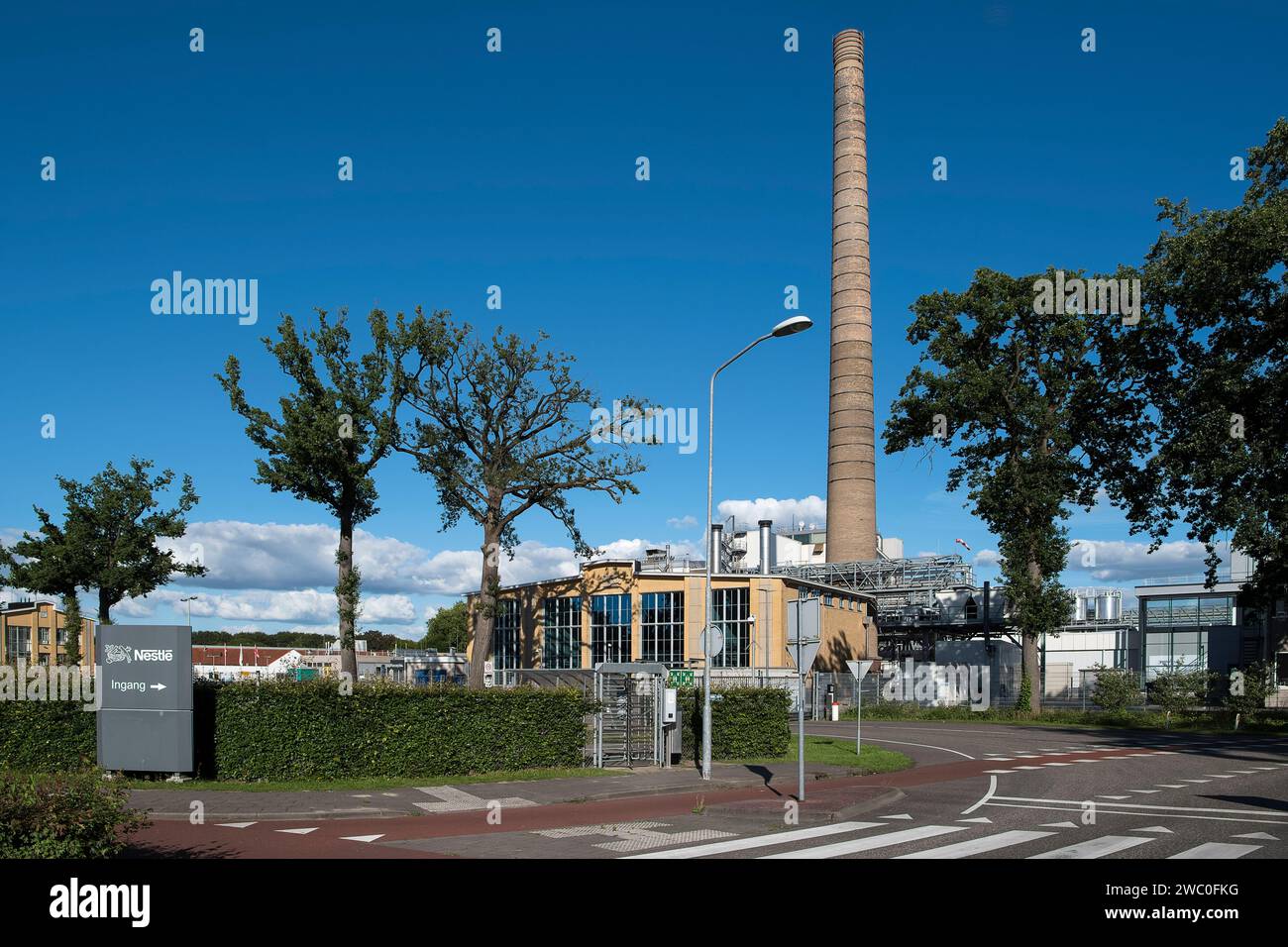 Nunspeet, Niederlande, 8. August 2020: Eingang der Nestle-Fabrik in den Niederlanden. Nestle ist ein weltweit tätiges schweizer Unternehmen, das Nährstoffe herstellt Stockfoto