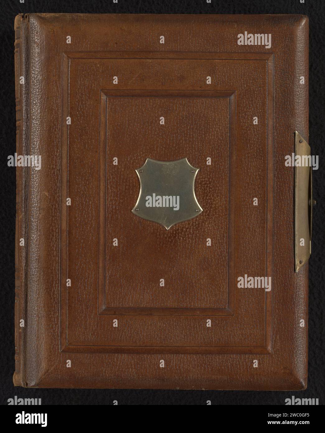 Fotoalbum (leer), Anonym, 1860 - 1900 Fotoalbum mit 48 Seiten, jeweils mit einem Passepartout, das mit orangefarbenen Linien für ein Schrankfoto eingerahmt ist. Pappe. Papier. Leder. Metall Stockfoto