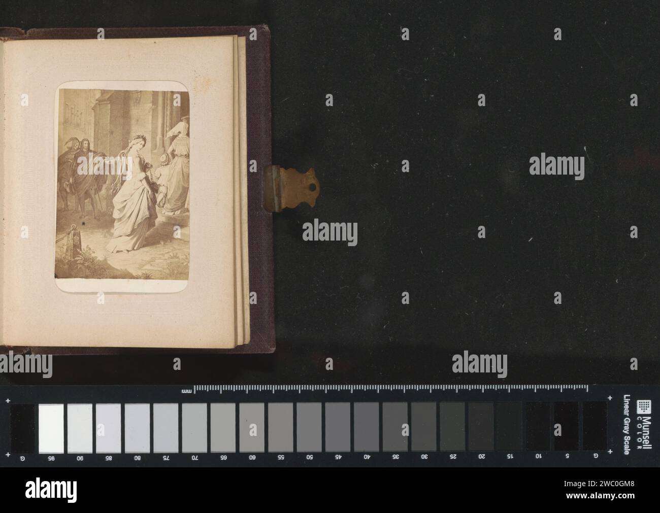 Fotoproduktion von (vermutlich) einer Druckausgabe von W. von Kaulbach: Gretchen (Kirchgang) (Faust), Andries Jager, nach Anonym, um 1860 - um 1890 Fotografie. Besuchskarte Teil des Fotoalbums mit 16 Cartes-de Visite von weiblichen Figuren aus dem Werk von J. W. von Goethe. Amsterdam Papier. Unterstützung für Fotos. Pappalbumenabdruck Jugendliche, junge Frau, Mädchen. Gretchen Stockfoto