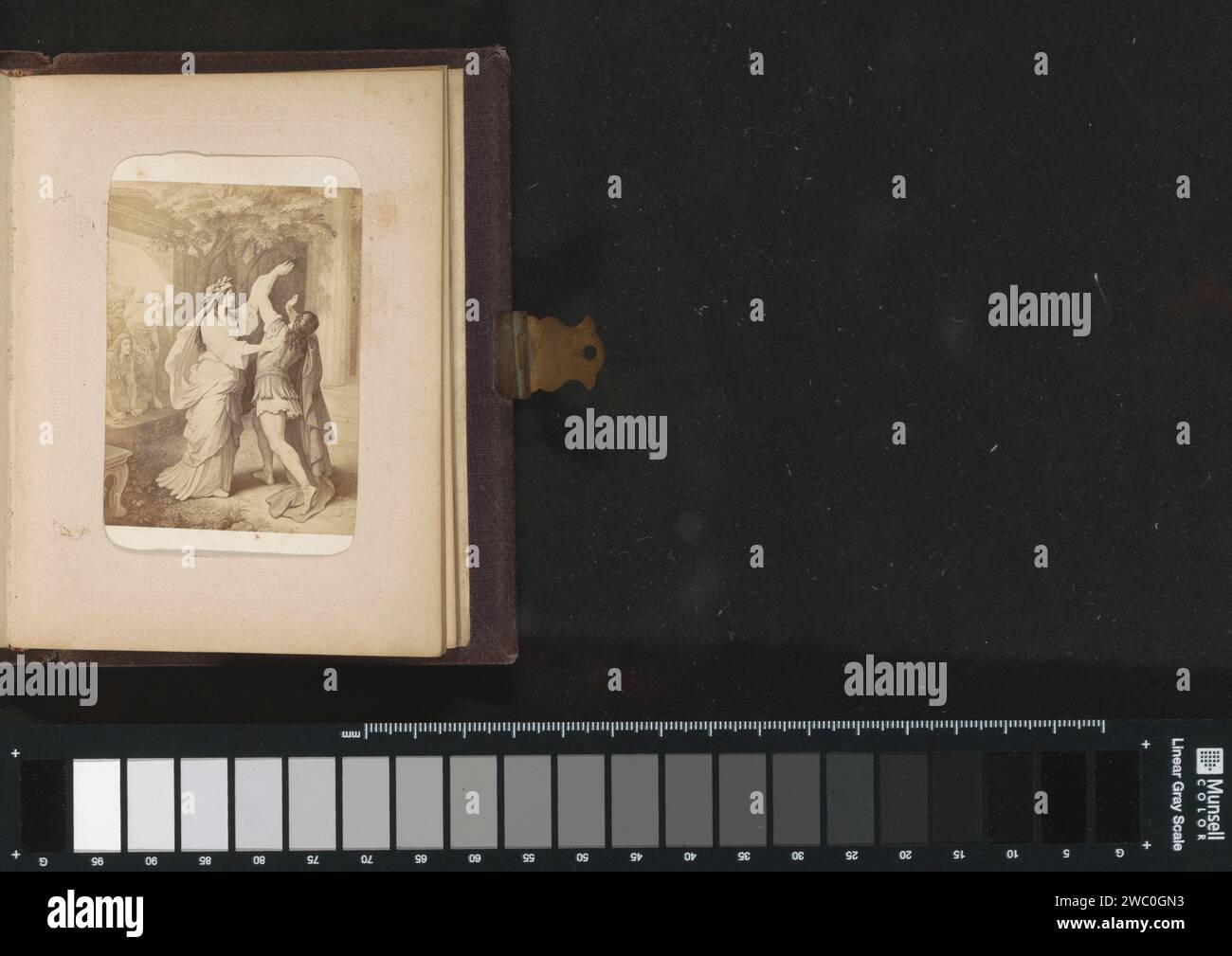 Fotoproduktion von (vermutlich) einer Druckausgabe von W. von Kaulbach: Iphigenie auf Tauris, Andries Jager, nach Anonym, um 1860 - um 1890 Fotografie. Besuchskarte Teil des Fotoalbums mit 16 Cartes-de Visite von weiblichen Figuren aus dem Werk von J. W. von Goethe. Amsterdam Papier. Unterstützung für Fotos. Pappalbumenabdruck Jugendliche, junge Frau, Mädchen. Iphigenie Stockfoto