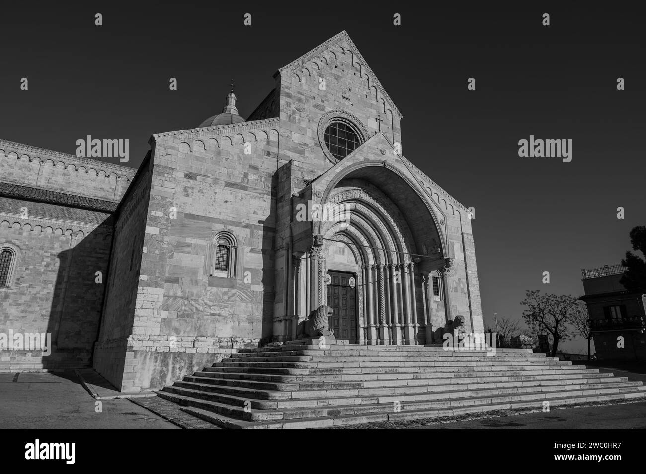 Die Kathedrale von Ancona ist San Ciriaco gewidmet. Es handelt sich um eine mittelalterliche Kirche, in der sich der romanische Stil mit dem byzantinischen verbindet, was in t deutlich wird Stockfoto