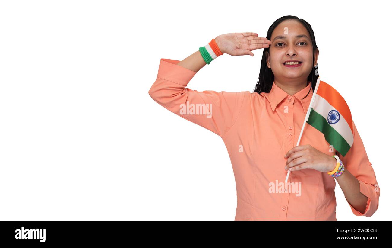 Ein junges Indianermädchen grüßt vor der indischen Nationalflagge. Stockfoto