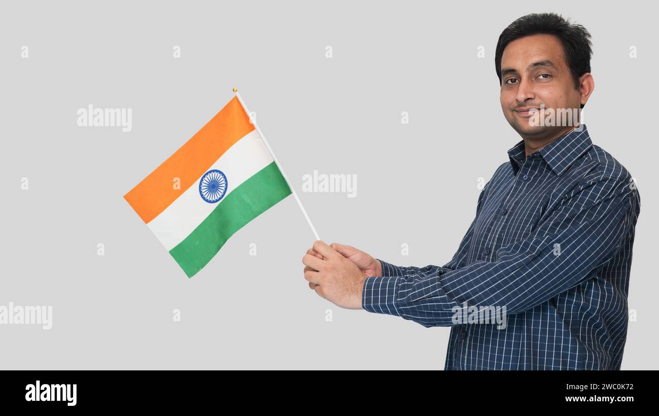 Am Tag der Republik Indiens schwenkte ein Student mit Gefühl die Nationalflagge in den Händen. Stockfoto