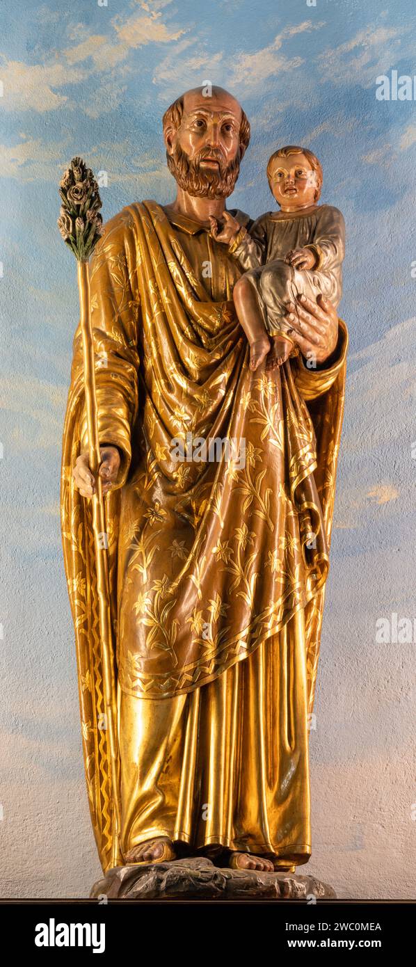 DOMODOSSOLA, ITALIEN - 19. JULI 2022: Die geschnitzte polychrome Statue des Heiligen Joseph in der Kirche Chiesa dei Santi Gervasio e Protasio Stockfoto