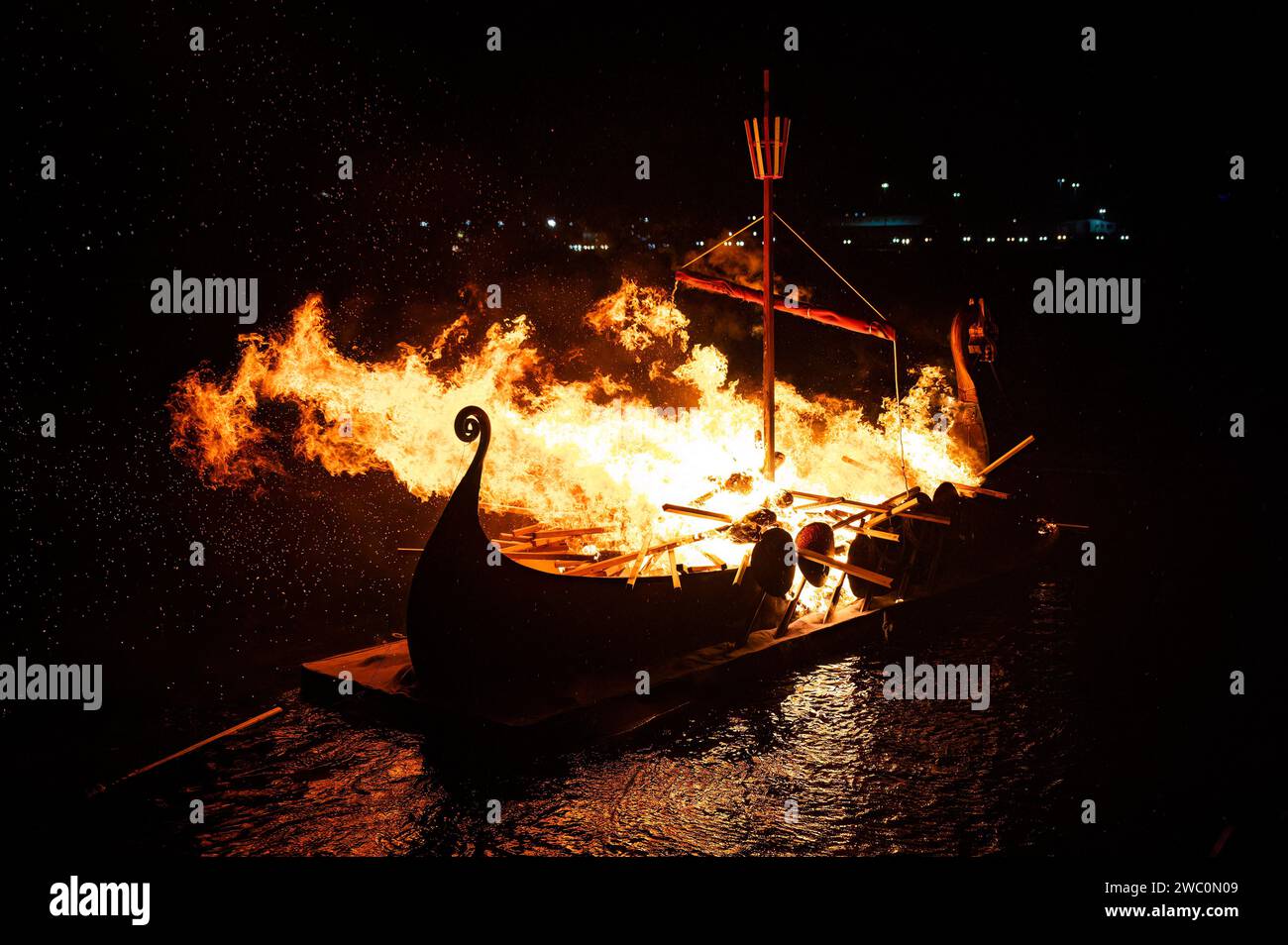 Guizer Jarl John Robert führt sein Team mit brennenden Fackeln durch Shetland Town Scalloway. Die Galeere, die "Rauch atmet", wird am Ende der Prozession im Hafen verbrannt und aufs Meer gebracht. Die jährliche Up Helly AA, die erste des Jahres in Shetand. Quelle: Euan Cherry Stockfoto