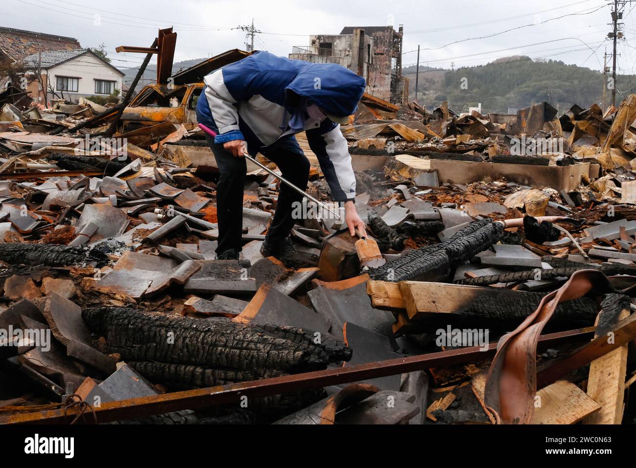 Ishikawa, Japan. Januar 2024. Das Erdbeben auf der Halbinsel Noto ereignete sich am Abend des 1. Januar. Straßen und Rettungswege werden weiterhin abgeschnitten, vor allem in den stark beschädigten Gebieten. Ein Mann sucht nach der Leiche seiner Frau in ihrem ausgebrannten Haus. Er brach in Tränen aus und sagte: „Ich hasse das Erdbeben, das alles wegnahm“ (Credit Image: © James Matsumoto/SOPA Images via ZUMA Press Wire) NUR REDAKTIONELLE VERWENDUNG! Nicht für kommerzielle ZWECKE! Stockfoto