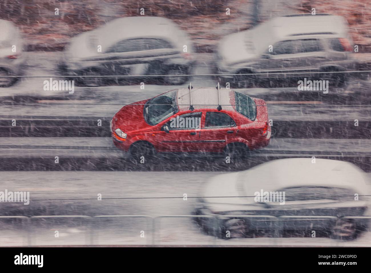 Erster Schnee in Budapest 2023. Unangenehmer Verkehr. Stockfoto