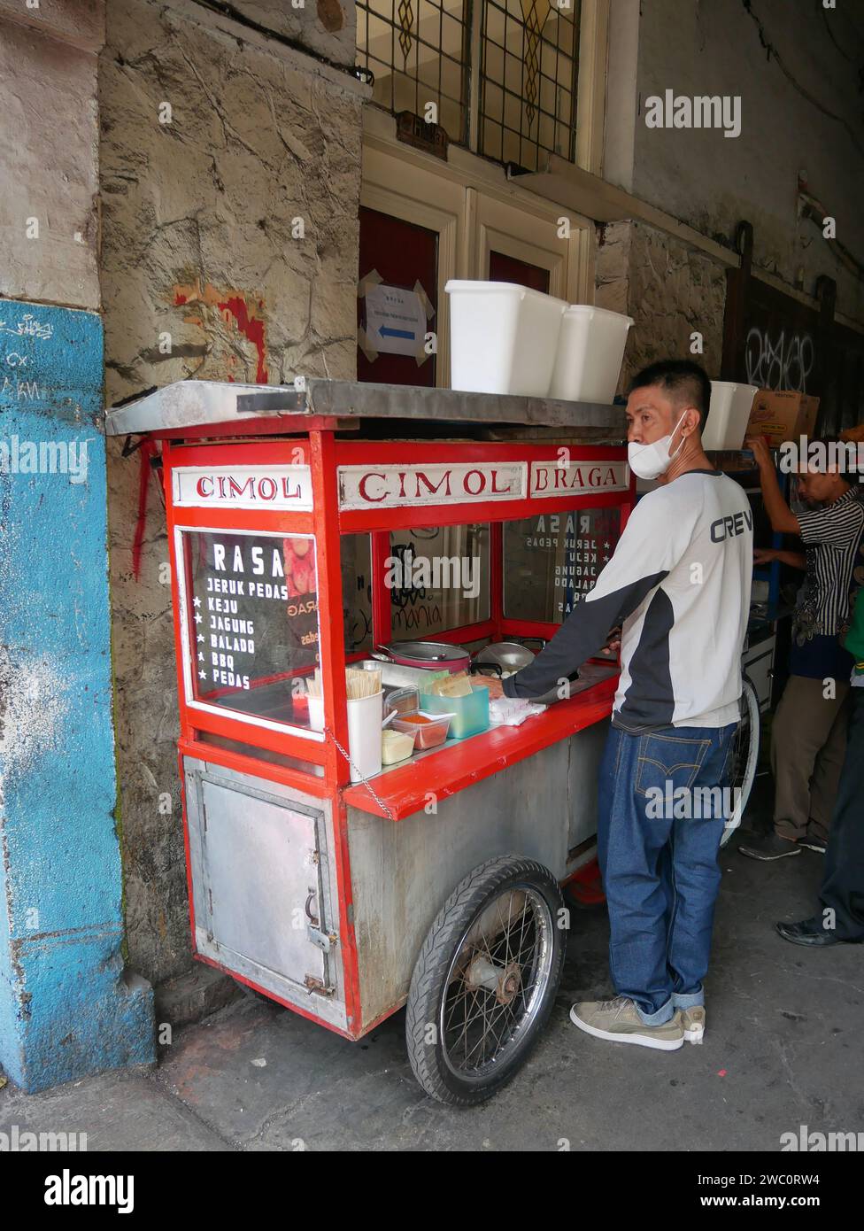 Indonesian Street Food Cart oder Gerobak, ein traditioneller Schubwagen in Bandung, West-Java, Indonesien, der Cimol verkauft. Stockfoto