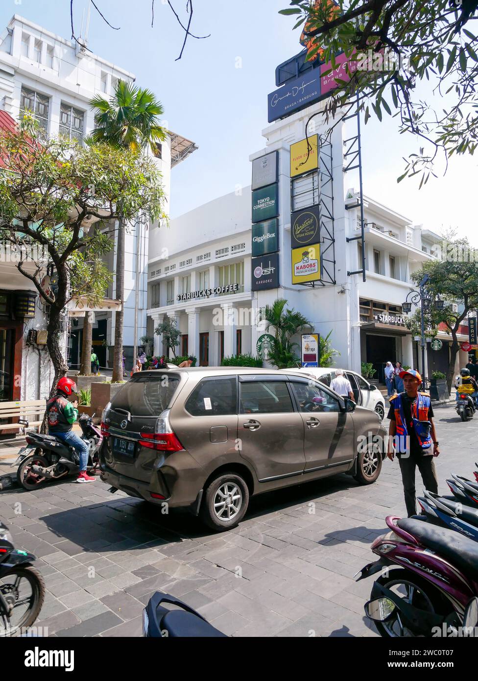 Die Braga Street in Bandung City, West Java, Indonesien, ist ein beliebtes Reiseziel für Einheimische und Touristen. Stockfoto