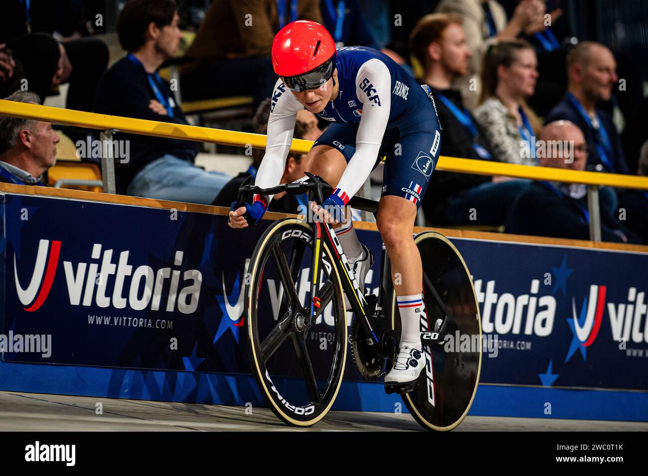COPPONI Clara ( FRA ) – Frankreich – Querformat - quer - horizontal - Landschaft - Veranstaltung/Veranstaltung: UEC Track Cycling Europameisterschaft 2024 - Apeldoorn - Kategorie/Kategorie: Radfahren - Track Cycling – Europameisterschaften - Ort/Ort: Europa – Niederlande – Apeldoorn – Omnisport – Disziplin: Scratch - Elite Damen - Entfernung: 10 km - Datum: 11.01.2024 – Donnerstag – Tag 2 - Fotograf: © Arne Mill - frontalvision.com Stockfoto