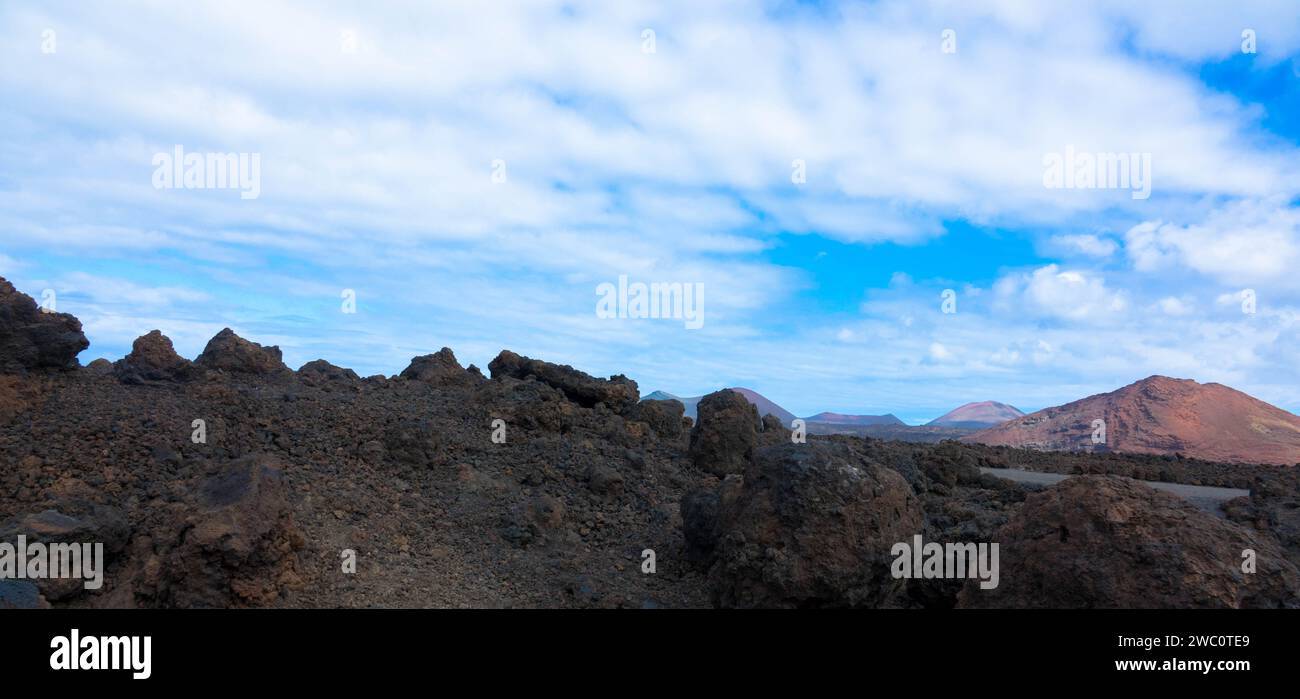 Spektakuläre Aussicht auf die Feuerberge im Timanfaya National Park, diese einzigartige Gegend besteht vollständig aus vulkanischen Böden. Copy Space.Lanzarote, Spanien Stockfoto