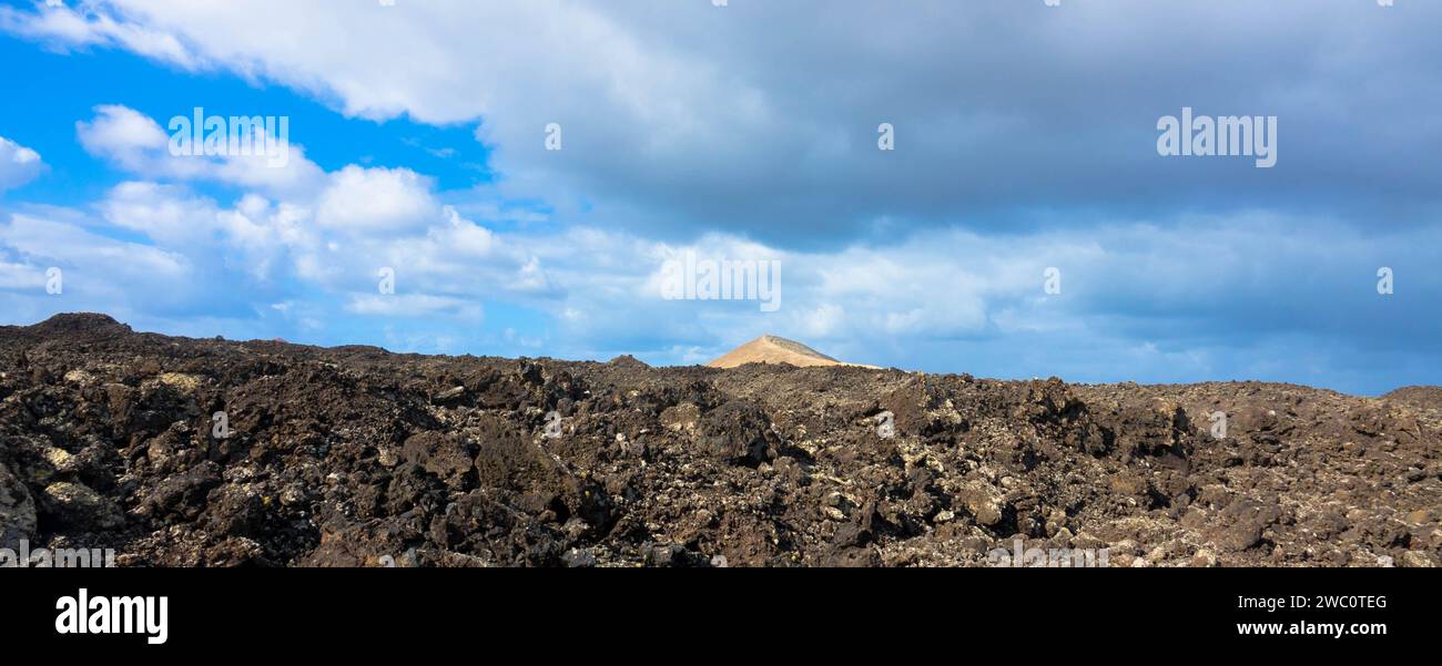 Spektakuläre Aussicht auf die Feuerberge im Timanfaya National Park, diese einzigartige Gegend besteht vollständig aus vulkanischen Böden. Copy Space.Lanzarote, Spanien Stockfoto