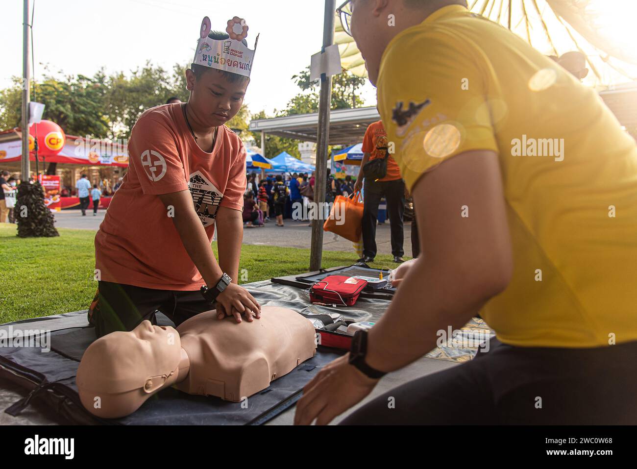 Bangkok, Thailand. Januar 2024. Ein Armeepersonal, das Kinder während des Thailändischen Kindertages auf einer Basis der Royal Thai Army in Bangkok unterrichtet. (Foto: Peerapon Boonyakiat/SOPA Images/SIPA USA) Credit: SIPA USA/Alamy Live News Stockfoto