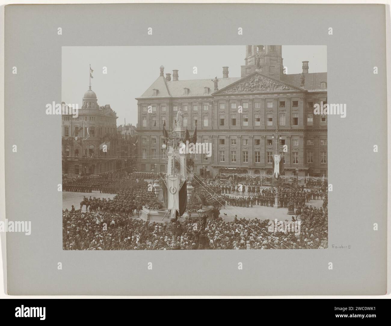 Die Kutsche mit Königin Mutter Emma kommt vor dem Königspalast bei der Einweihung von Königin Wilhelmina unter dem wachsamen Auge der Öffentlichkeit und der Soldaten auf dem Dam-Platz in Amsterdam, Barend Groote (möglich), an. 1898 Fotografie Teil des Fotoalbums mit zehn Aufnahmen der Einweihung der Königin Wilhelmina und der Einweihungsparteien. Dam-fotografische Stützinstallation eines Lineals - BB - weibliches Lineal. Zeremonielle Feier der Einsetzung eines Herrschers. Öffentliche Feierlichkeiten anlässlich königlicher Veranstaltungen. (Militär-)Uniformen. palast. Herrscher, souverän. Denkmal, Statue. Menge, Mob Dam. Royal Stockfoto